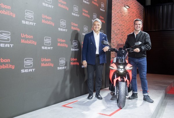 Seat e-Scooter su predstavili Luca de Meo, šef Seata i Lucas Casanovas (desno), šef nove poslovne jedinice