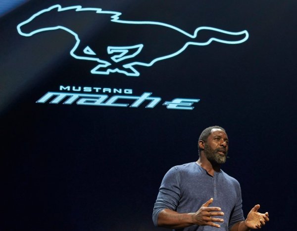 Ford Mustang Mach-E, na predstavljanju u Los Angelesu 2019.: Idris Elba