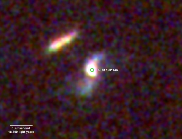 Svemirski teleskop Hubble uslikao je prasak gama-zraka GRB 190114C (središte zelenog kruga) i njegove matične galaksije