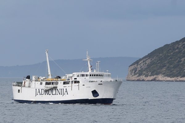 Gotovo svi trajekti između Splita i otoka drže se brzine od desetak čvorova, a Lastovo jurca s petnaestak čvorova 