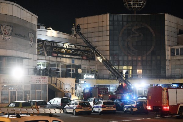 Policijski očevid nakon pucnjave kod kafića Caffe bar 42 u Sesvetama