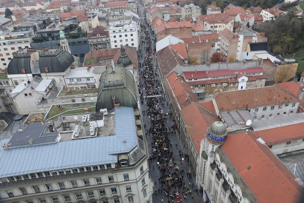 Pogled iz zraka na prosvjednike koji dolaze na glavni zagrebački trg