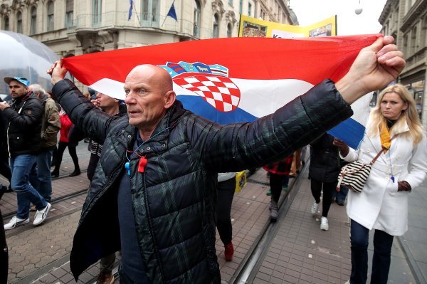 Prosvjednici na Trgu bana Jelačića