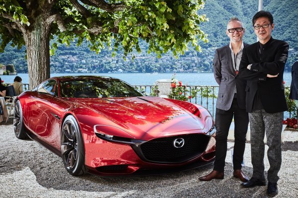 Mazda RX-vision koncept na Concorso d’Eleganza Villa d’Este 2016. godine - Kevin Rice (Direktor dizajna Mazda Motor Europe) i Ikuo Maeda (CEO i direktor dizajna Mazda Motor Corporation)