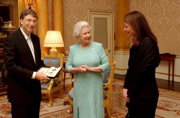 Bill i Melinda Gates s kraljicom