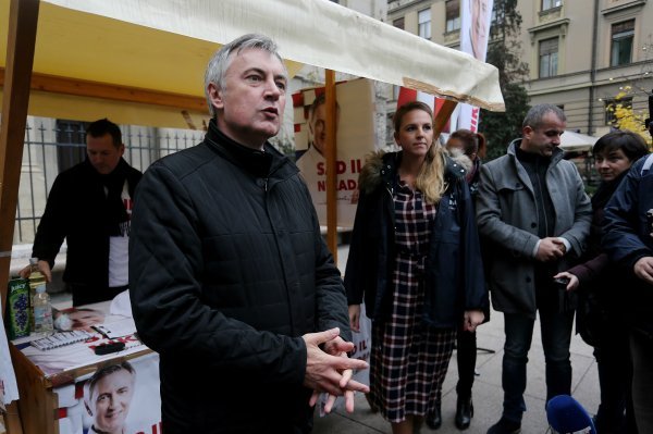 Miroslav Škoro obišao štand za prikupljanje potpisa podrške njegovoj kandidaturi