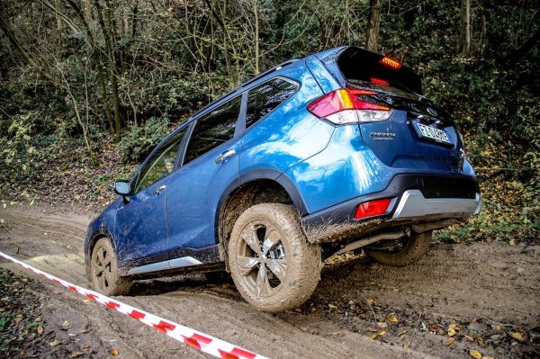 Subaru Forester e-Boxer na terenu