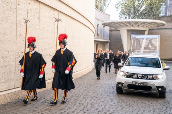 Dacia Duster na poklon papi Franji