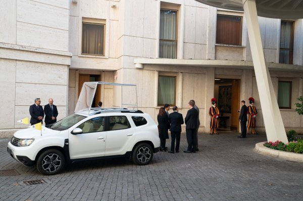 Dacia Duster na poklon papi Franji