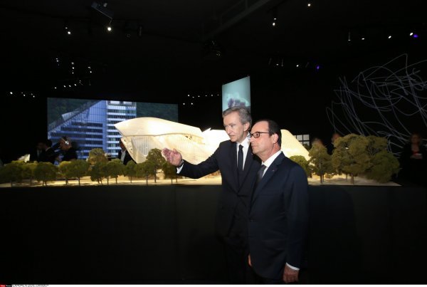 Šef i vlasnik LVMH-a Bernard Arnault i francuski predsjednik François Hollande na otvaranju zaklade LVMH u Parizu