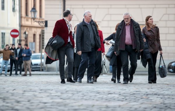 Sudionici sastanka dolaze u Banske dvore