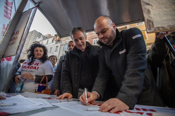 Rijeka: Miroslav Škoro posjetio Korzo uoči prikupljanja potpisa