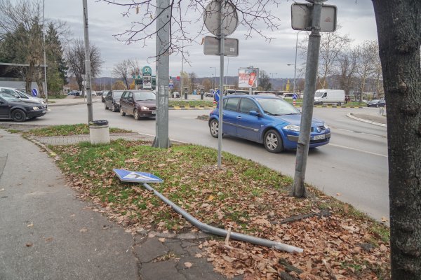 Automobil potpuno uništio izlog trgovine tehničkom robom