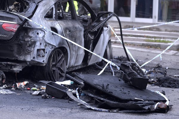 Zapaljen crni Mercedes na zagrebačkom Laništu