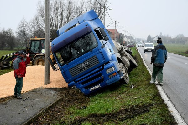 Vozač kamiona punog kukuruza sletio u putni jarak i prevrnuo se