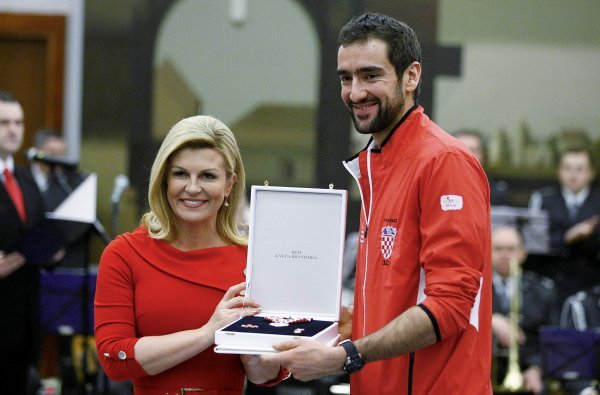 Prošle godine je predsjednica Kolinda Grabar-Kitarović uručila je odlikovanja Republike Hrvatske Marinu i ostalim igracima i članovima stručnog stozera Hrvatske teniske Davis Cup reprezentacije