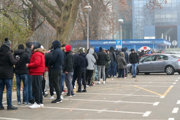Navijači čekaju na kupnju karata za 6. kolo Lige prvaka: GNK Dinamo - FC Manchester City