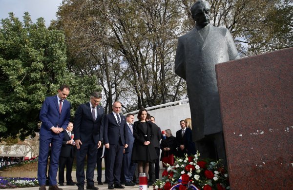 Split: Andrej Plenković položio vijence kod spomenika Franje Tuđmana