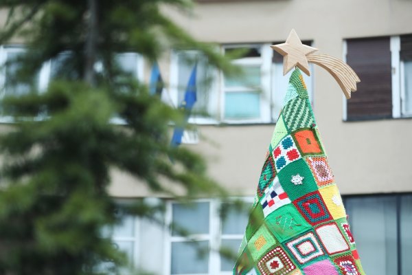 Zagreb: Na Europskom trgu svečano je otkriveno božićno drvce ljubavi i zajedništva
