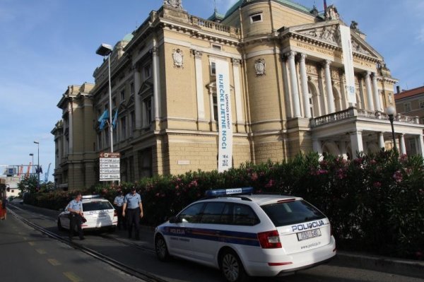 Frljićeva Trilogija o hrvatskom fašizmu - policija je osiguravala HNK u Rijeci