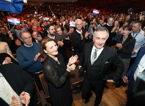 Zagreb: Sad il' nikada, predizborni skup Miroslava Škore u Lisinskom