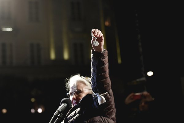 Prosvjed zbog Nobelove nagrade Handkeu