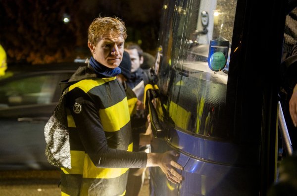 Aktivisti se zalijepili za bus