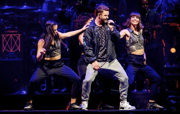 Justin Timberlake i hrvatska plesačica Maja Kereš (desno) na turneji