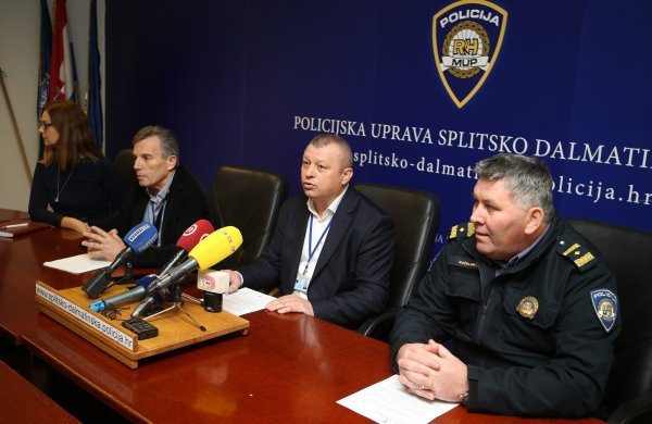 Policija na konferenciji za medije o uhićenjima za ubojstvo u Omišu