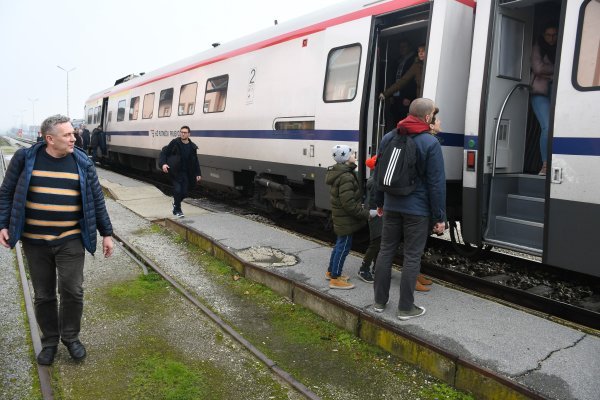 Prvi vlak između Bjelovara i Zagreba novom prugom imao tehnički kvar