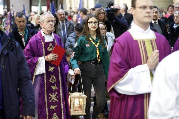 Zagreb: Tradicionalno unošenje Betlehemskog svjetla mira u Katedralu