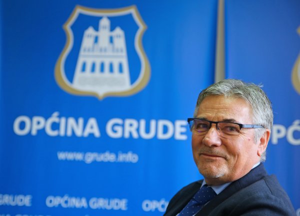 Gradonačelnik Gruda Ljubo Grizelj (HDZ): Škoro? Ma on je bezobrazan: evo, kazao je da mu u Hercegovini nisu dali pjevati, a on održao koncerte gdje god je htio. U Duvnu, u Širokom, u Grudama…