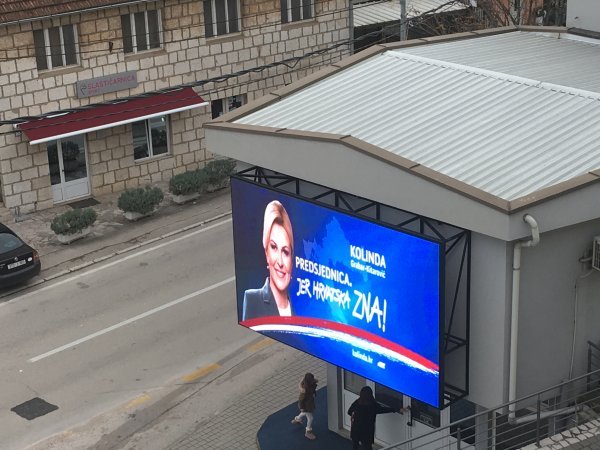 Plakat Kolinde Grabar Kitarović u Grudama 