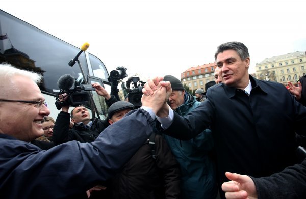 Zoran Milanović i Ivo Josipović 2014. godine ispred Josipovićeva autobusa