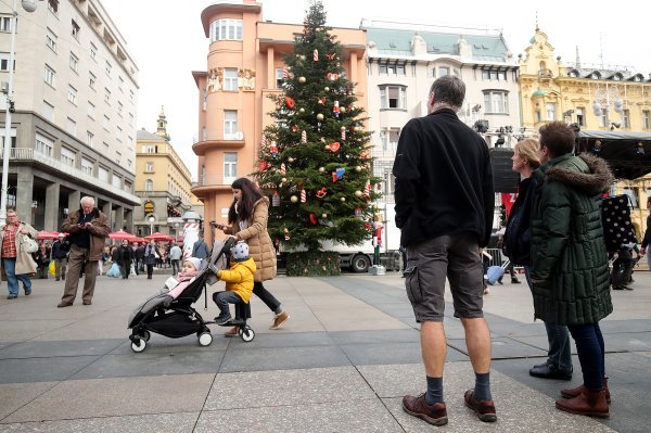 Zbog južine na ulicama Zagreba usred Adventa zavladali kratki rukavi