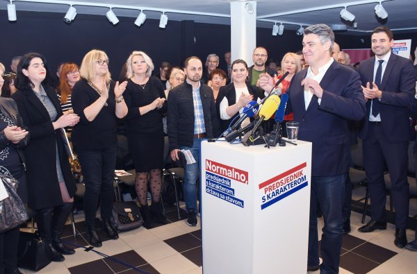 Predsjednički kandidat SDP-a Zoran Milanović održao je predizborni skupu u Gradskom muzeju u Sisku.