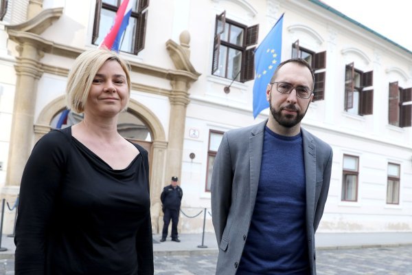 Predstavnici političke platforme 'Možemo!' održali konferenciju ispred Banskih dvora