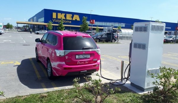 Brza e-punionica na parkiralištu trgovačkog centra IKEA Hrvatska.