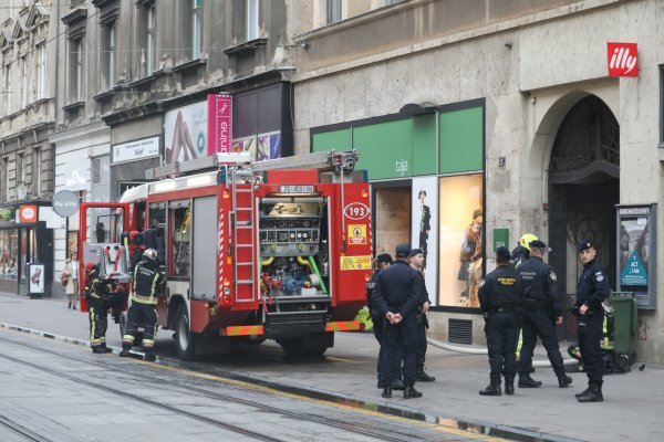 Vatrogasci gase požar u zgradi u Jurišićevoj ulici u Zagrebu