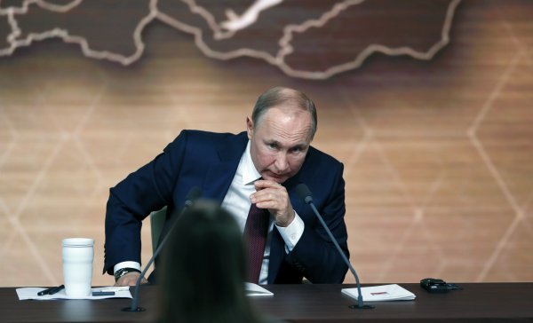 Izgradivši reputaciju čuvara reda i zakona, Putin pobjeđuje u prvom krugu izbora u svibnju 2000. godine
