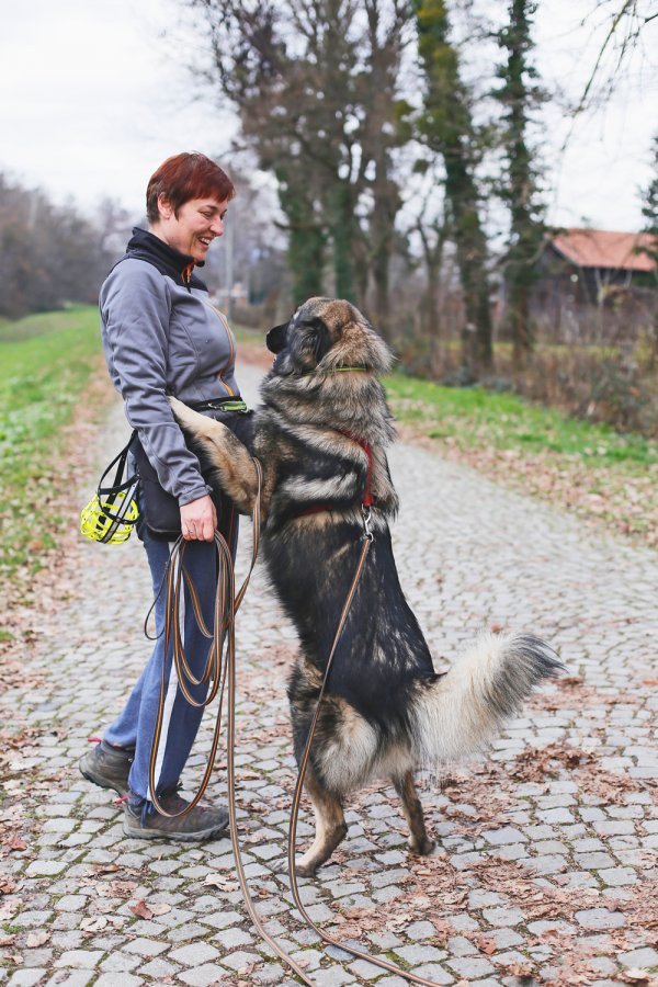 Sandra Ilievski sa jednim od svoja tri četveronožna ljubimca