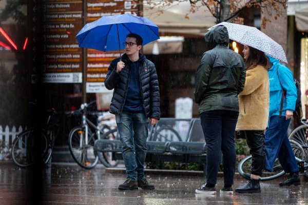 Zagreb: Kišni Advent na Trgu Petra Preradovića