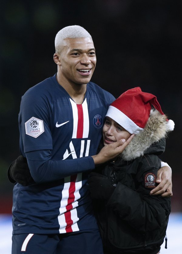 Kylian Mbappe potpisao je knjigu mladom navijaču