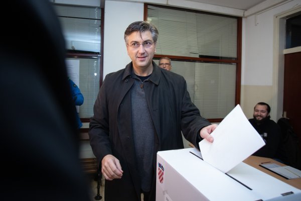 Zagreb: Andrej Plenković na Črnomercu glasovao na predsjedničkim izborima