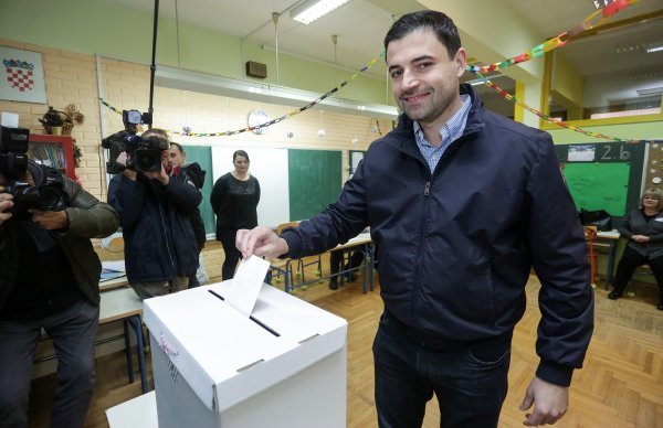 Zagreb - Davor Bernardić glasa na biračkom mjestu broj 156