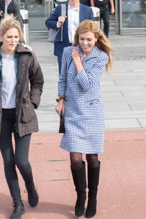 Carrie Symonds u haljini Eponine London i Chloe čizmama