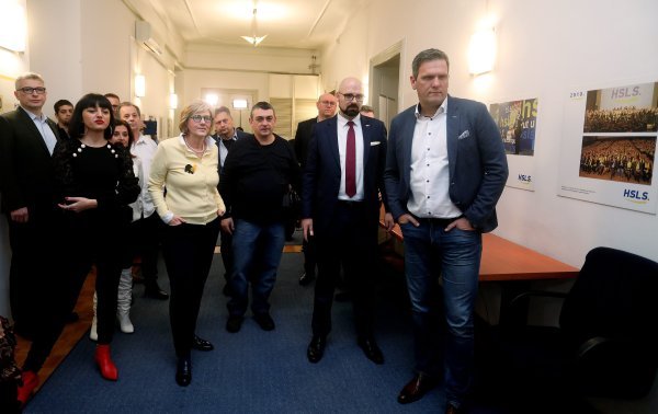 Praćenje rezultata za izbor predsjednika RH u stožeru Dejana Kovača