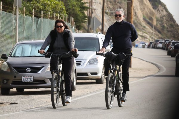 Pierce Brosnan i Keely Shaye Smith