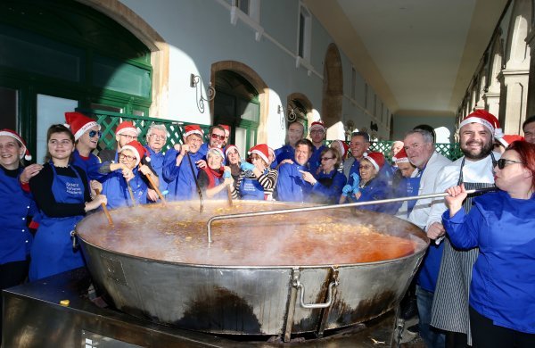 Split: 5000 porcija bakalara za Badnjak na Prokurativama