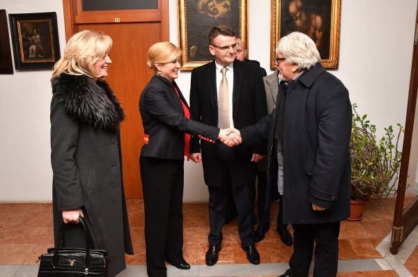 Grabar-Kitarović obišla spomenik Ivi Gregureviću u Orašju i posjetila Franjevački samostan u Tolisi